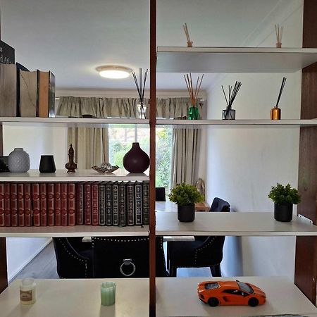 Nicely Decorated 3 Bedroom House Near Heathrow, London 스테인스 외부 사진