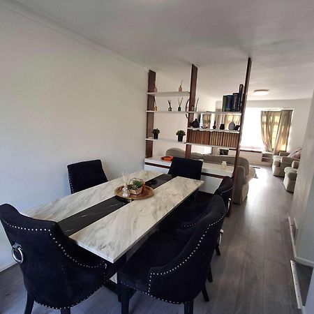 Nicely Decorated 3 Bedroom House Near Heathrow, London 스테인스 외부 사진