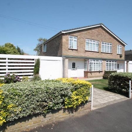 Nicely Decorated 3 Bedroom House Near Heathrow, London 스테인스 외부 사진