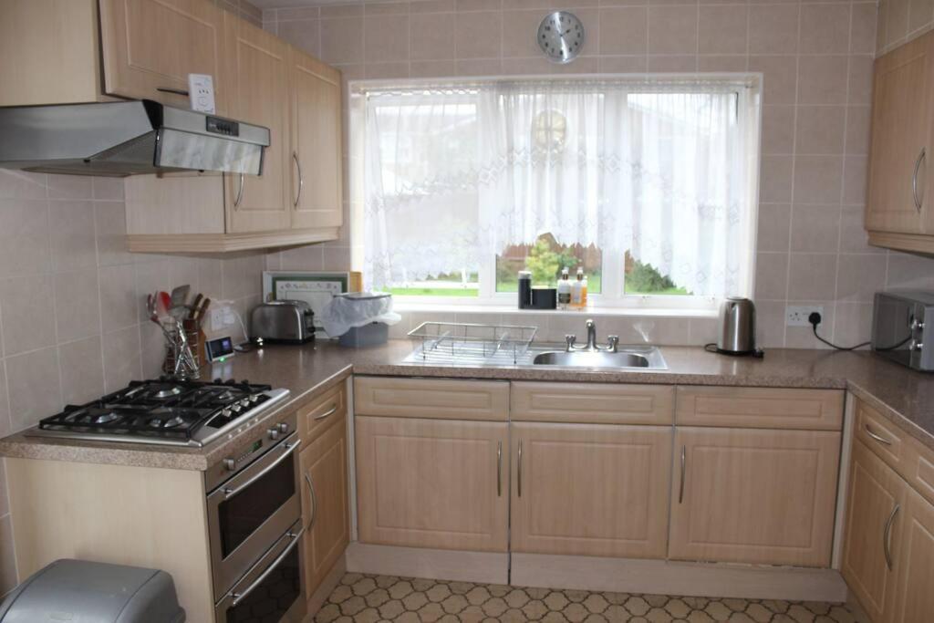 Nicely Decorated 3 Bedroom House Near Heathrow, London 스테인스 외부 사진