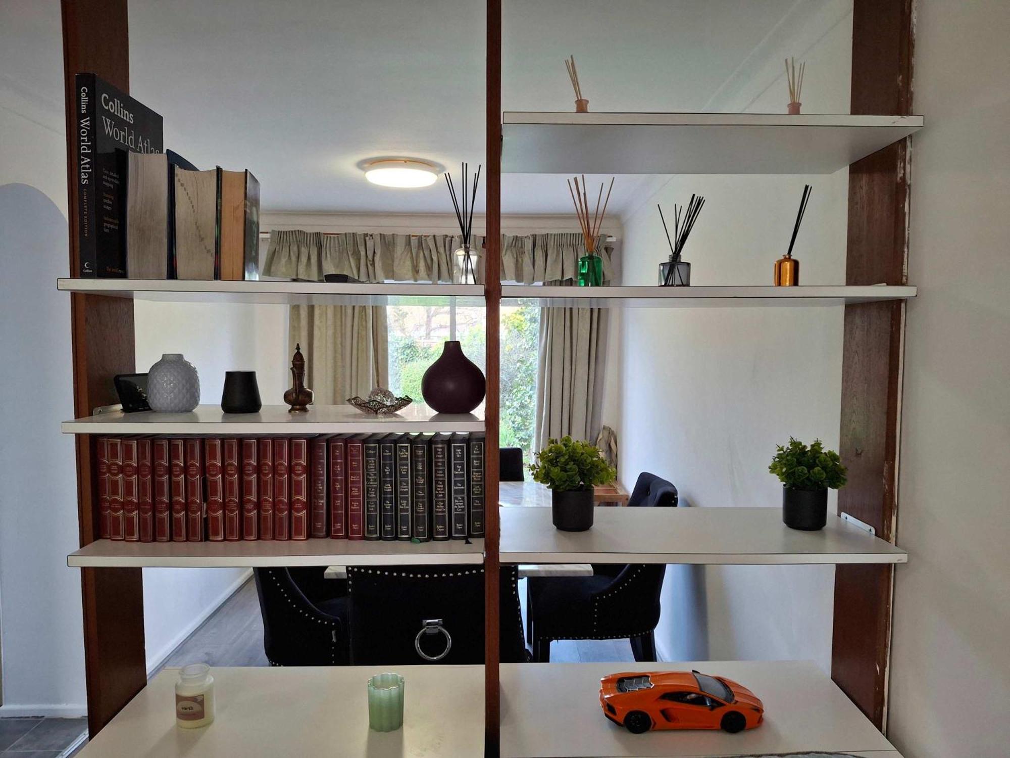 Nicely Decorated 3 Bedroom House Near Heathrow, London 스테인스 외부 사진
