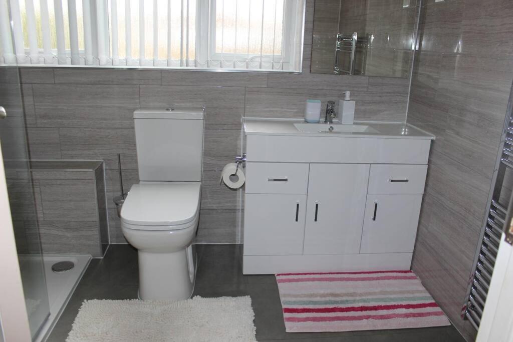 Nicely Decorated 3 Bedroom House Near Heathrow, London 스테인스 외부 사진