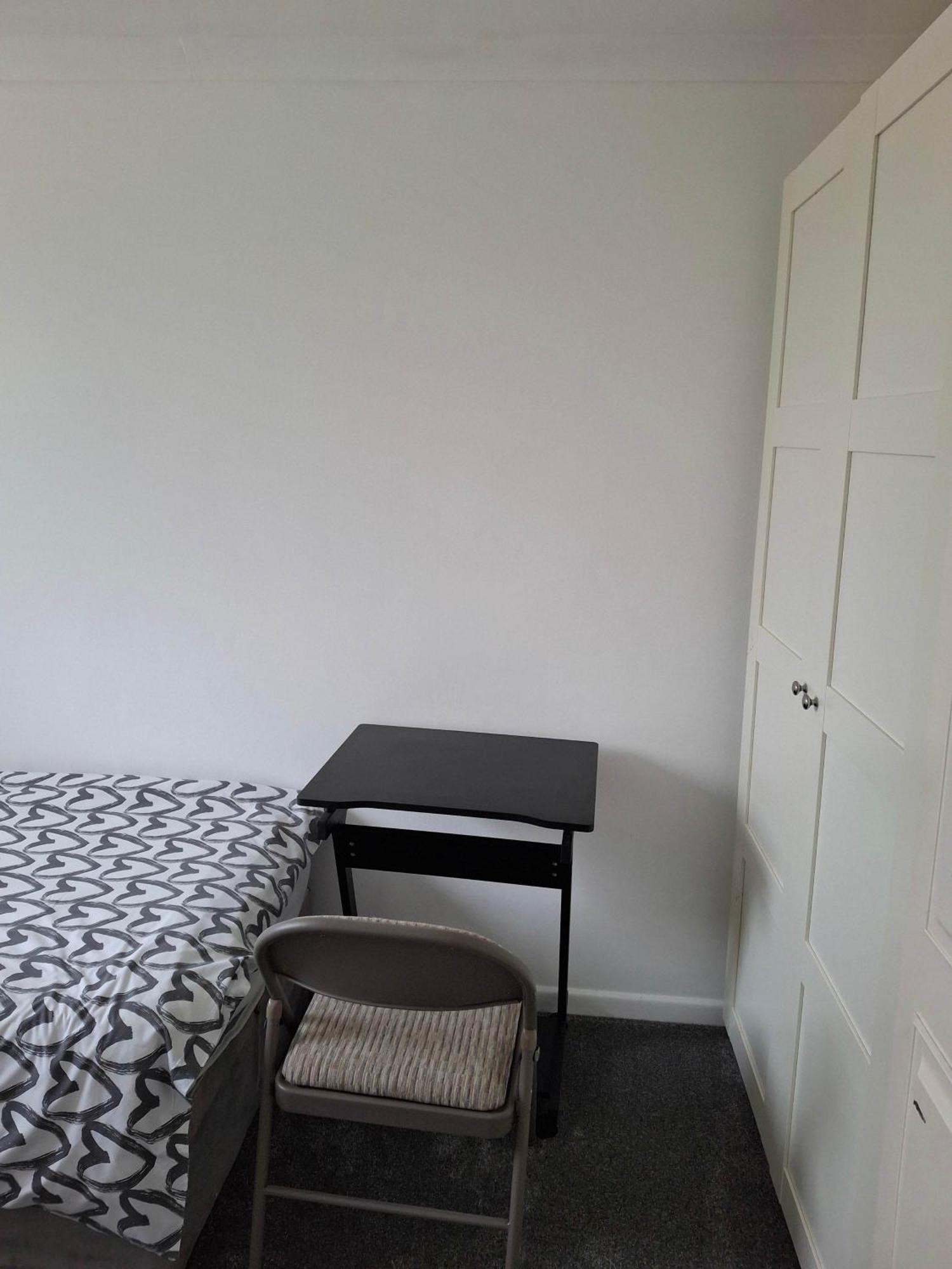 Nicely Decorated 3 Bedroom House Near Heathrow, London 스테인스 외부 사진