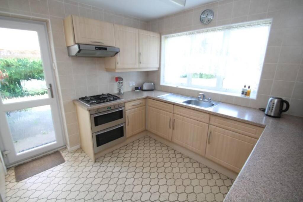Nicely Decorated 3 Bedroom House Near Heathrow, London 스테인스 외부 사진