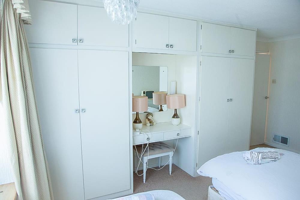 Nicely Decorated 3 Bedroom House Near Heathrow, London 스테인스 외부 사진