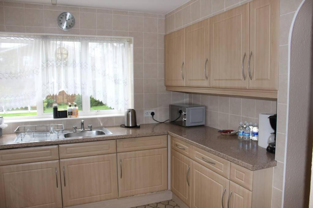 Nicely Decorated 3 Bedroom House Near Heathrow, London 스테인스 외부 사진