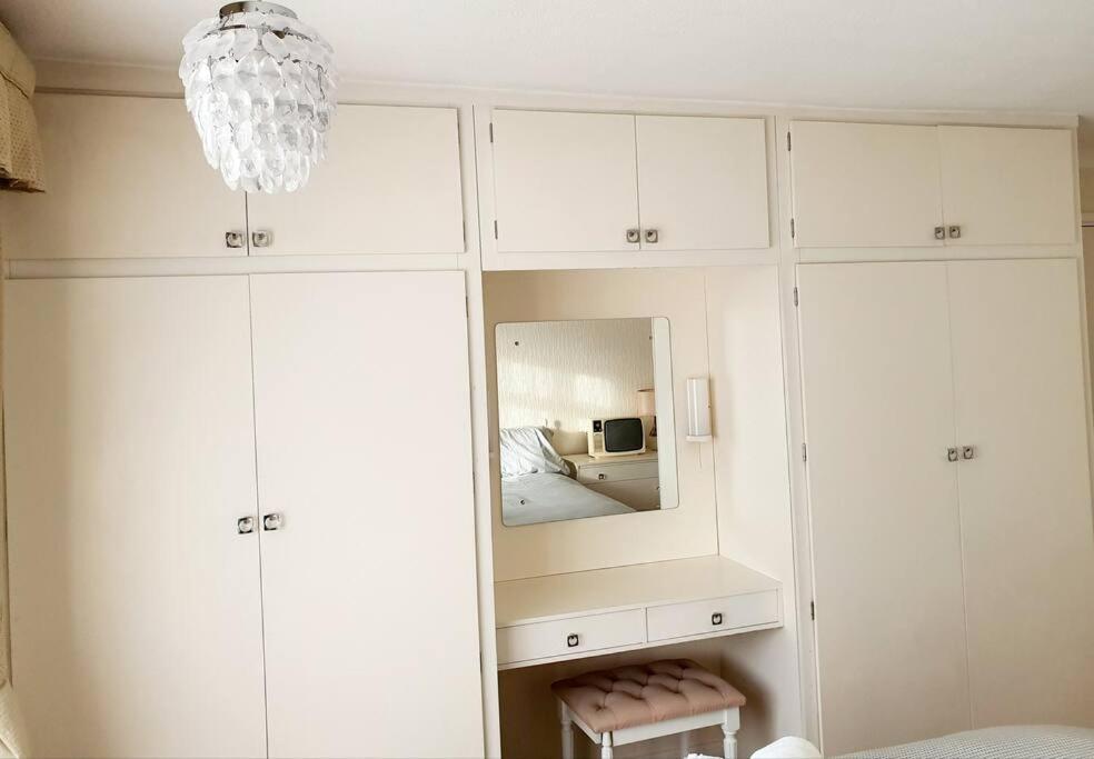 Nicely Decorated 3 Bedroom House Near Heathrow, London 스테인스 외부 사진