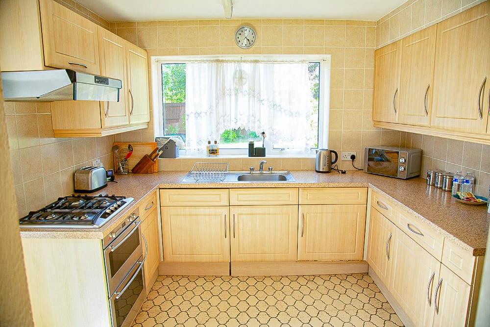 Nicely Decorated 3 Bedroom House Near Heathrow, London 스테인스 외부 사진