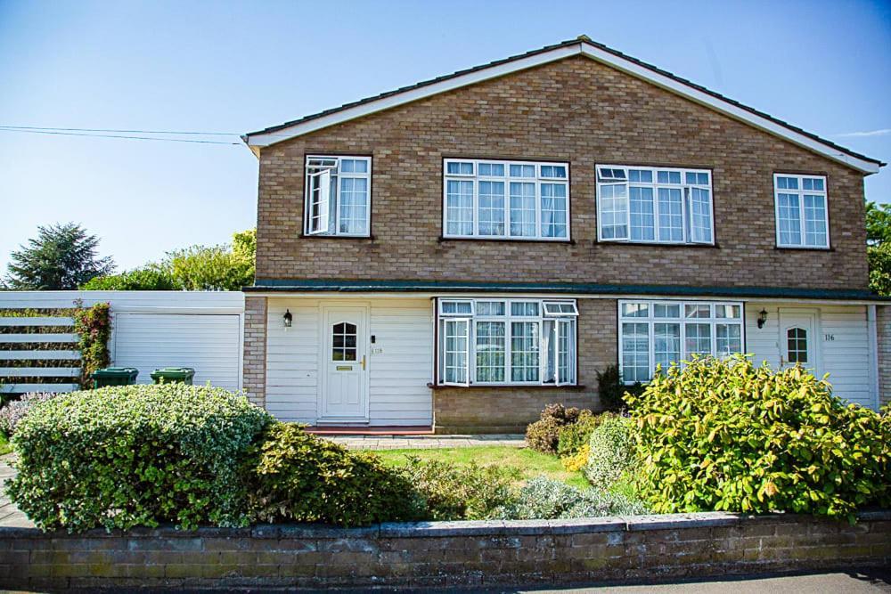 Nicely Decorated 3 Bedroom House Near Heathrow, London 스테인스 외부 사진