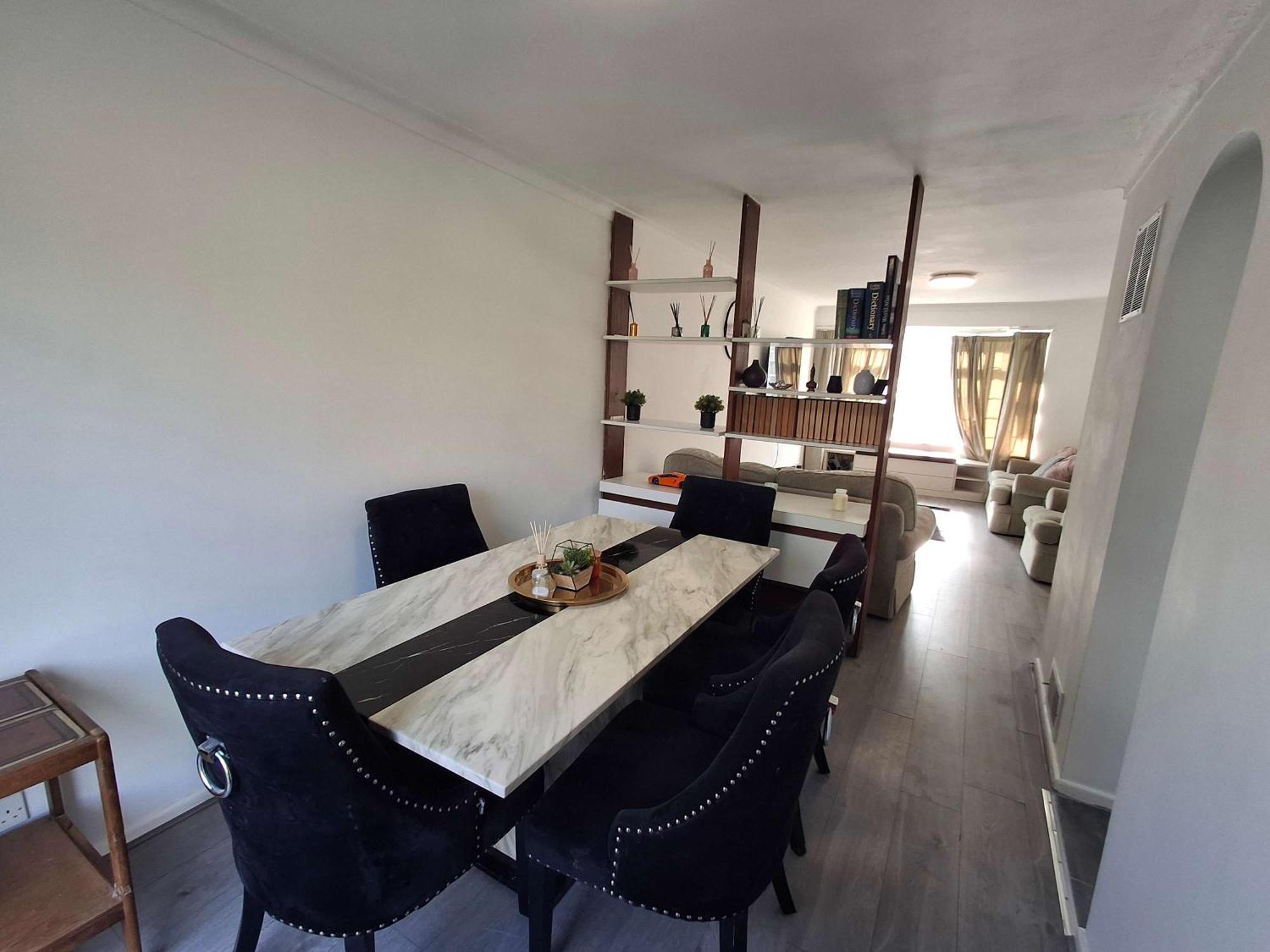 Nicely Decorated 3 Bedroom House Near Heathrow, London 스테인스 외부 사진