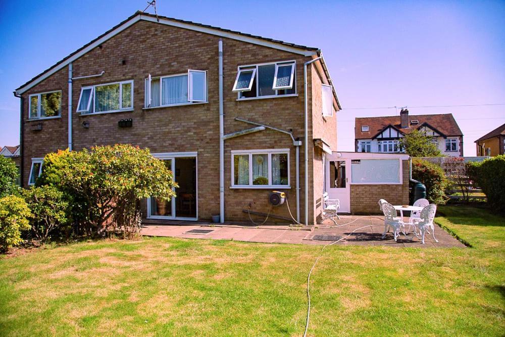 Nicely Decorated 3 Bedroom House Near Heathrow, London 스테인스 외부 사진