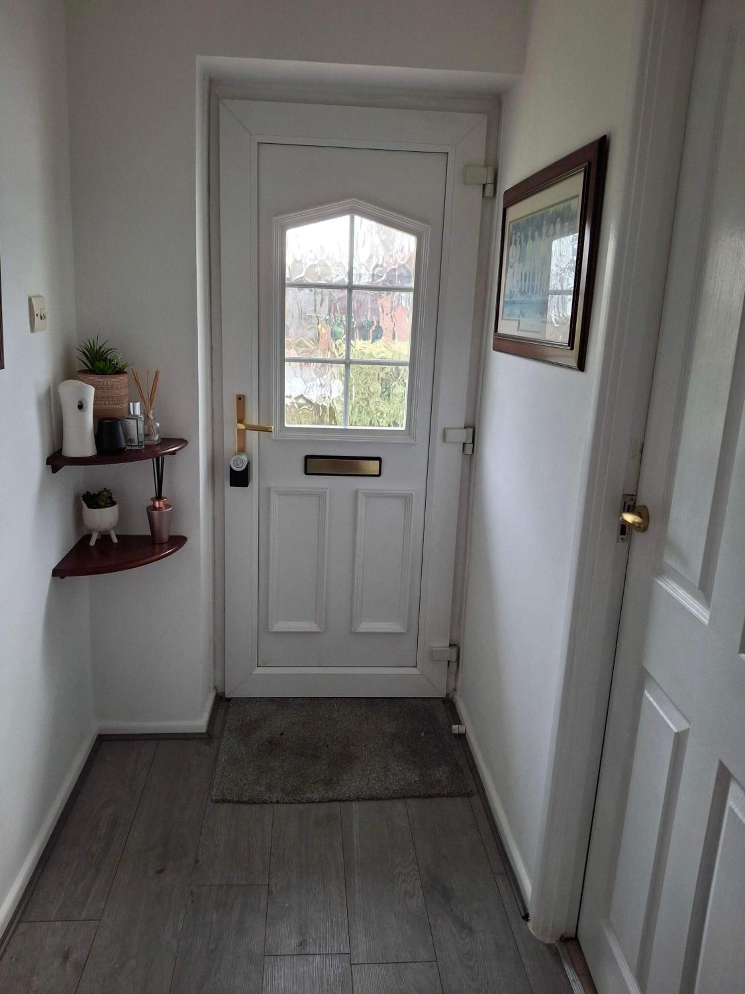Nicely Decorated 3 Bedroom House Near Heathrow, London 스테인스 외부 사진