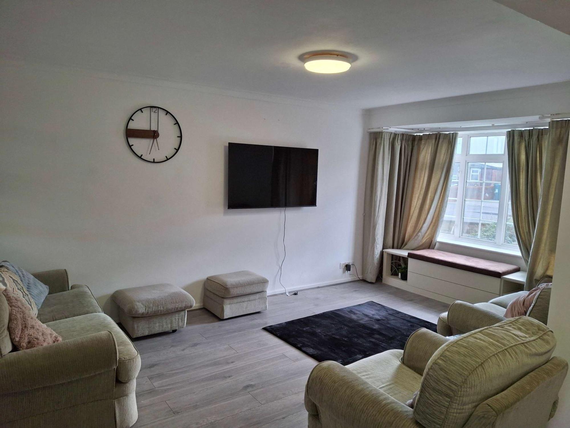 Nicely Decorated 3 Bedroom House Near Heathrow, London 스테인스 외부 사진