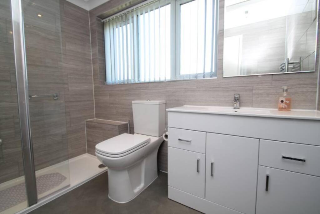 Nicely Decorated 3 Bedroom House Near Heathrow, London 스테인스 외부 사진