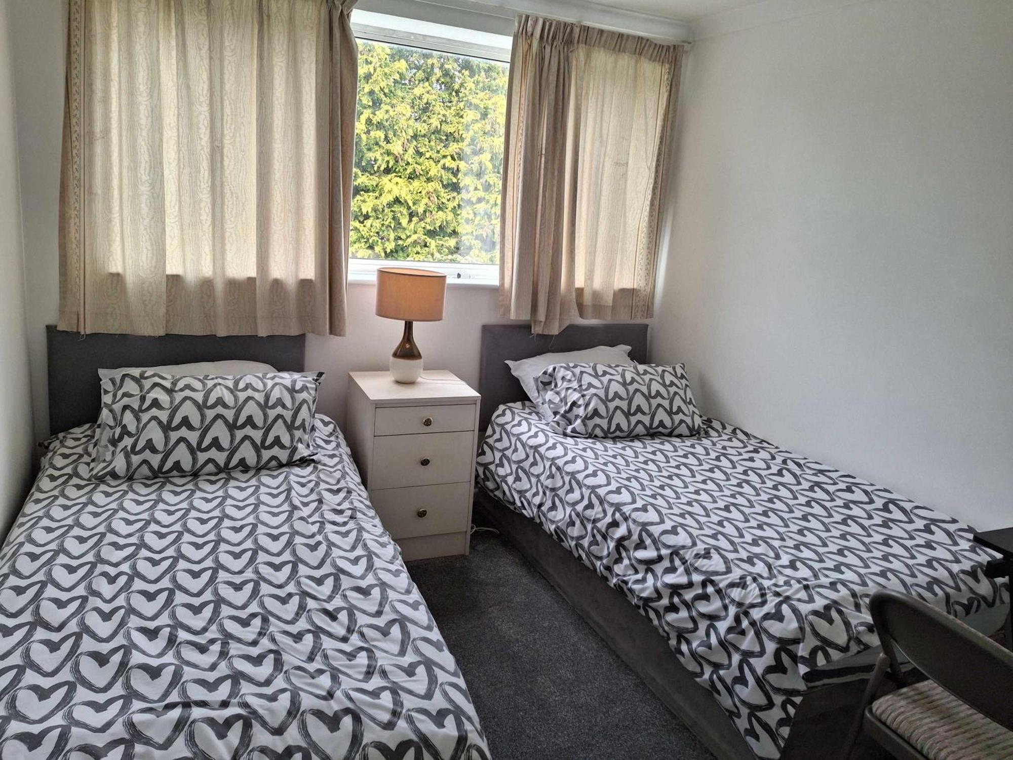 Nicely Decorated 3 Bedroom House Near Heathrow, London 스테인스 외부 사진