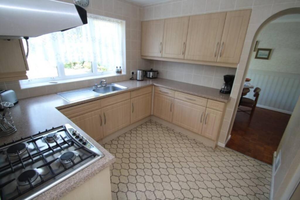 Nicely Decorated 3 Bedroom House Near Heathrow, London 스테인스 외부 사진