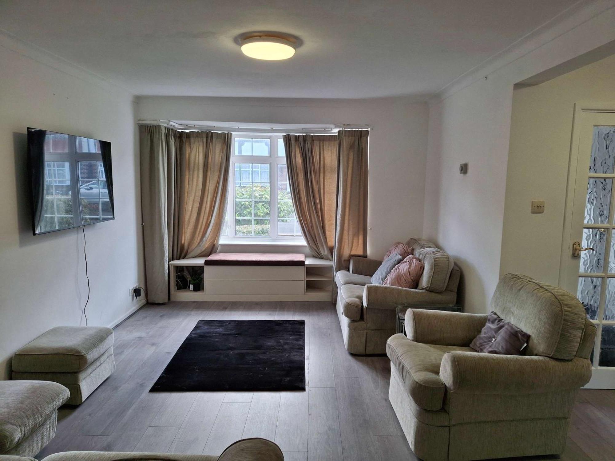 Nicely Decorated 3 Bedroom House Near Heathrow, London 스테인스 외부 사진