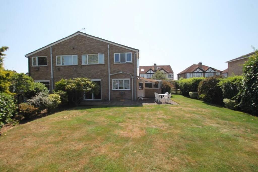 Nicely Decorated 3 Bedroom House Near Heathrow, London 스테인스 외부 사진