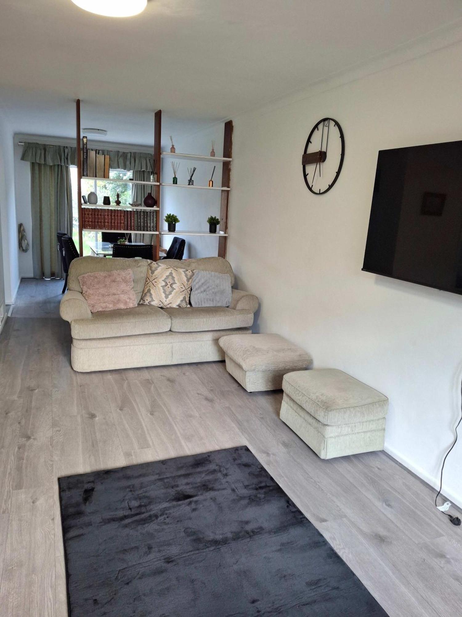 Nicely Decorated 3 Bedroom House Near Heathrow, London 스테인스 외부 사진